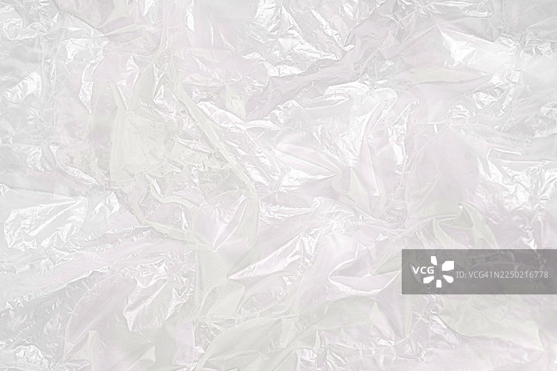 白色玻璃纸背景。褶皱的透明塑料纹理——浅色抽象背景。图片素材