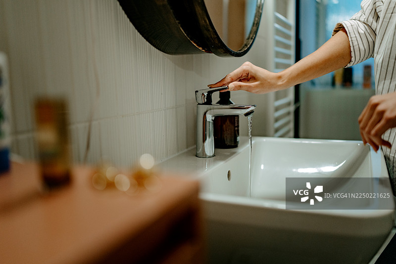 近距离拍摄一名女性在浴室洗手图片素材