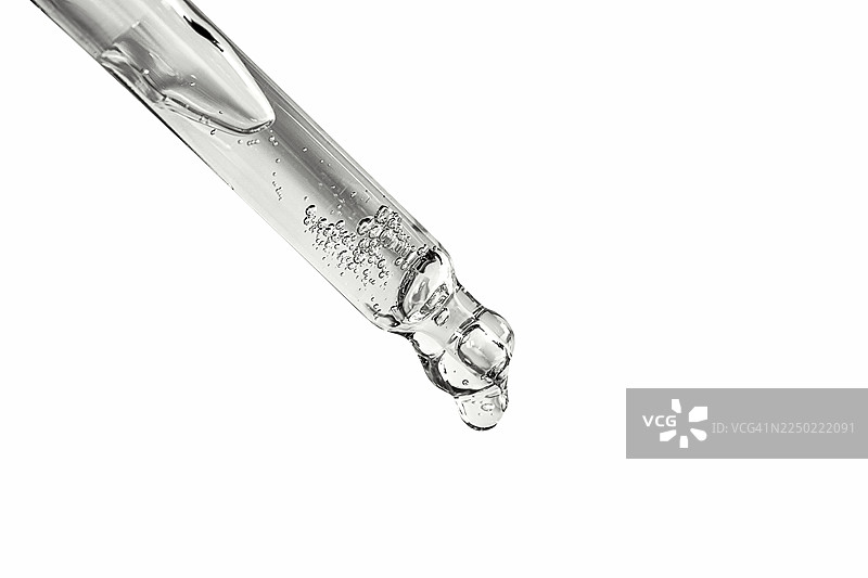 滴管在白色背景上展示的面部精华质地。图片素材