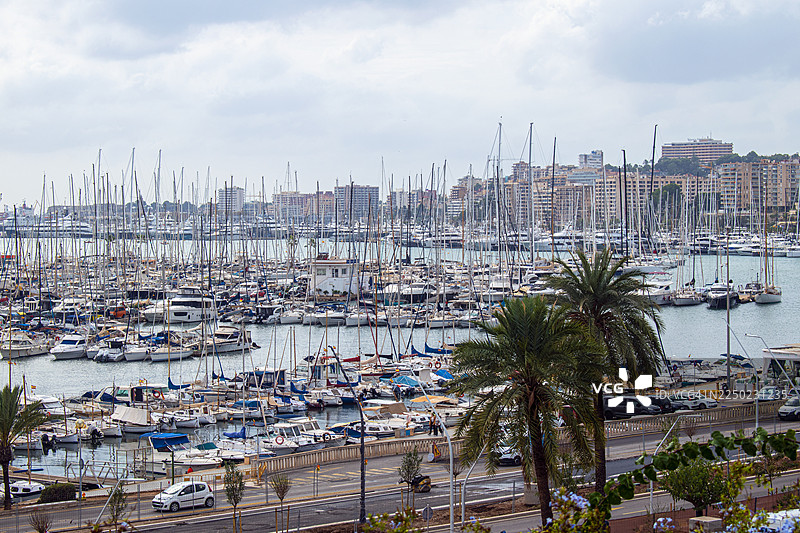 西班牙马略卡岛。帕尔马港、海滨长廊和建筑物的全景。图片素材