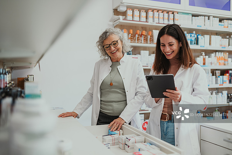 药剂师在药房用平板电脑盘点库存图片素材
