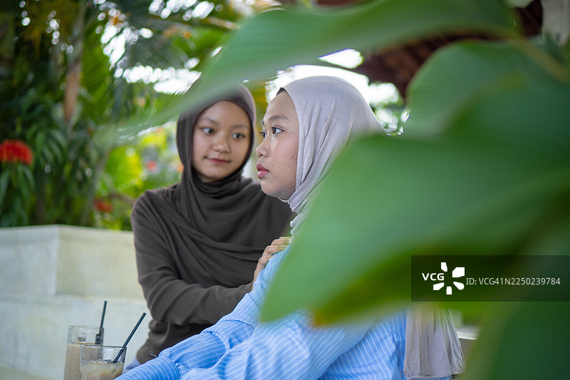 亚洲女孩戴着头巾，面带忧郁图片素材