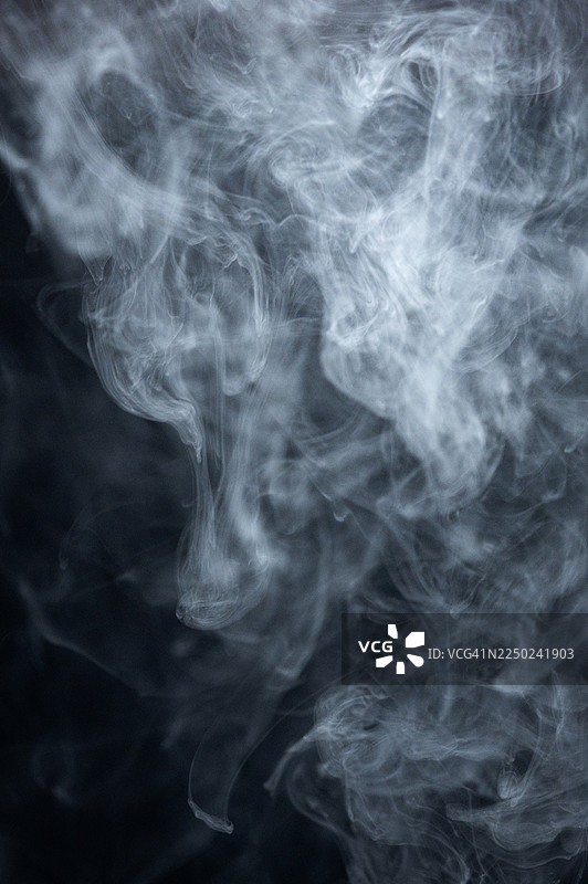 黑色背景上的白烟图片素材