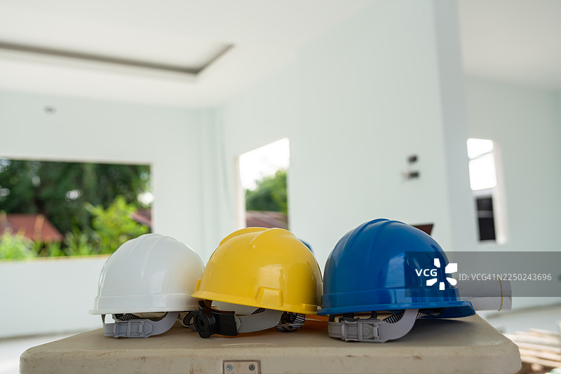 新建筑工地上，安全头盔放在施工桌上图片素材