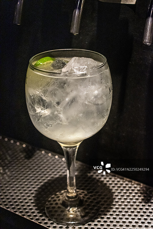 金汤力。伏特加汤力。加冰的酒杯。图片素材