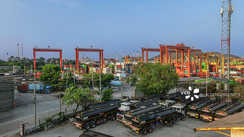 集装箱运输出口货物在港口图片素材