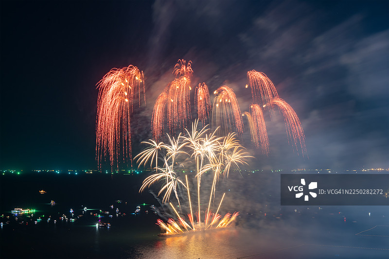 夜空中绚烂的烟花图片素材