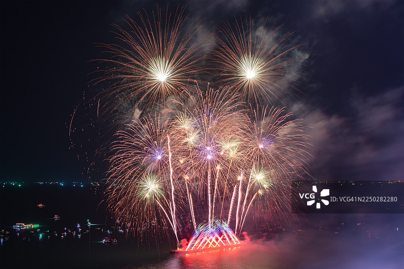 夜空中绚烂的烟花图片素材