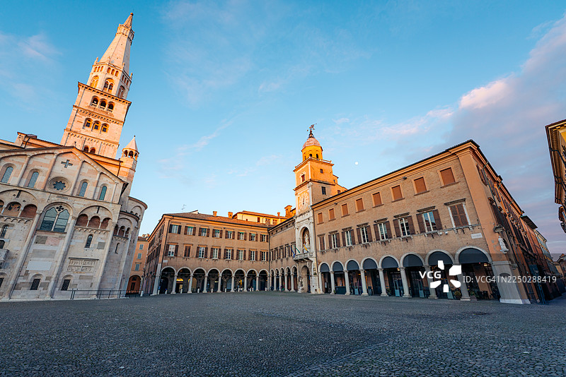 意大利摩德纳大广场，日落图片素材