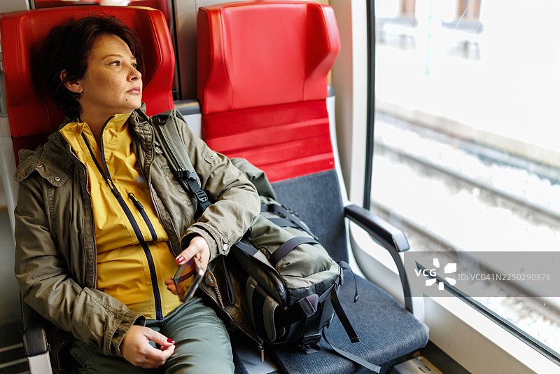 公共交通工具上女性游客的肖像图片素材