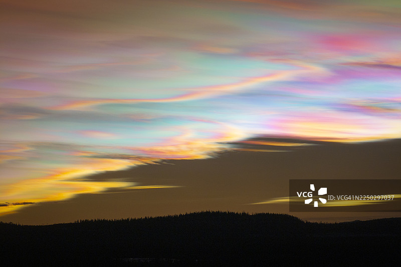 从空中无人机视角拍摄的芬兰拉普兰地区冬季清晨令人惊叹的彩虹云图片素材