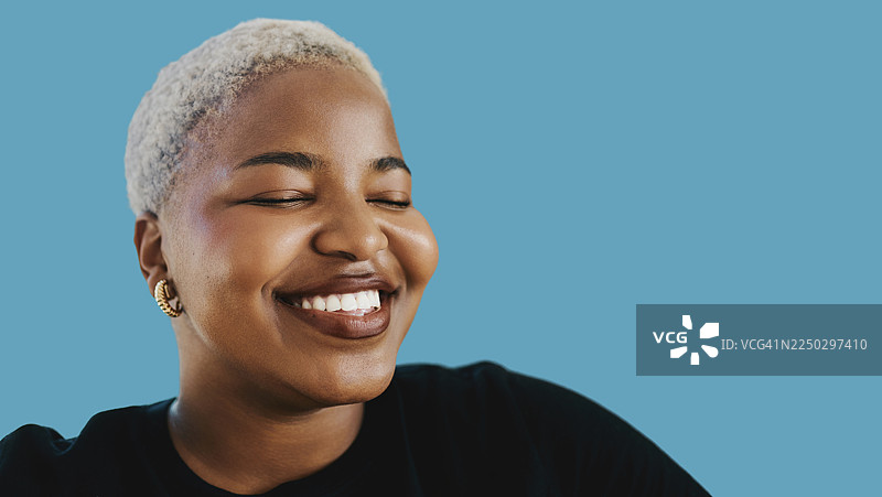 身着健身服的年轻非洲裔美国女性，面带微笑，背景为蓝色健身曲线图片素材