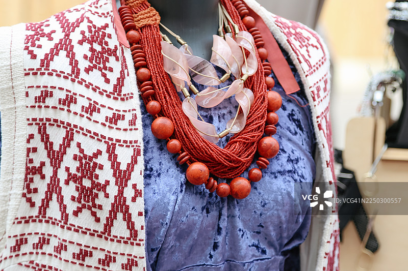 街头跳蚤市场，身着复古连衣裙和饰品项链的半身人像模特图片素材