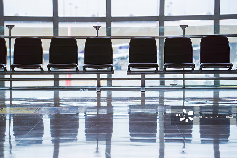 窗外有景的空旷机场休息区图片素材