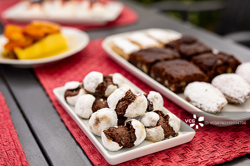 户外餐厅餐桌上茶点时光的各式甜点图片素材