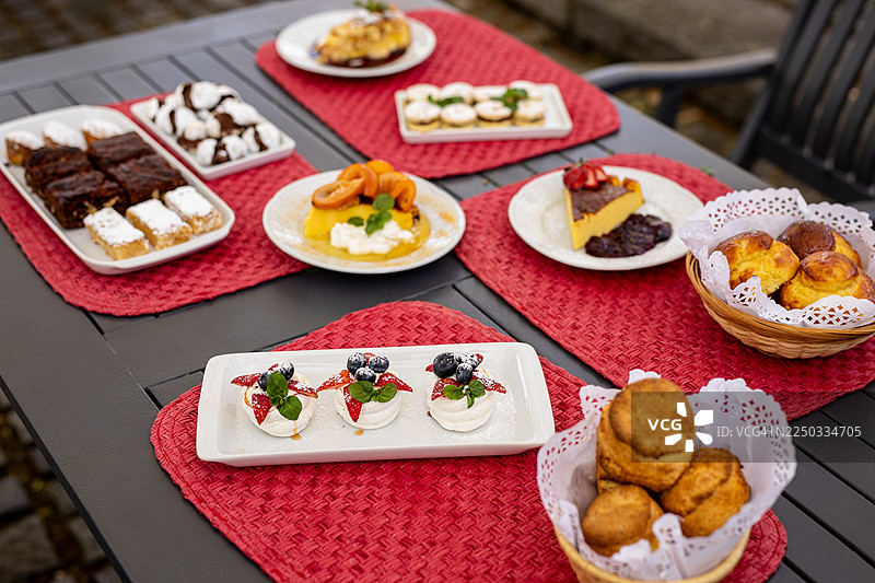户外餐厅桌上摆放的各种下午茶甜点图片素材