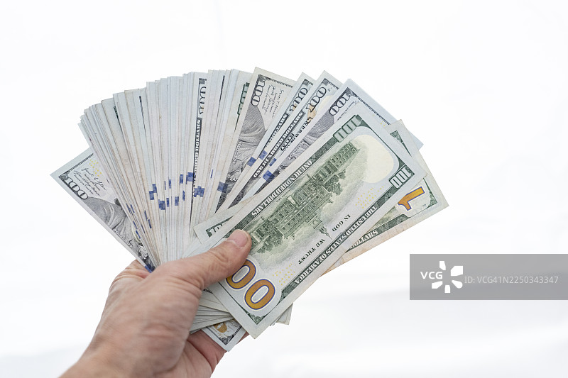 中年男子抓着美元钞票图片素材