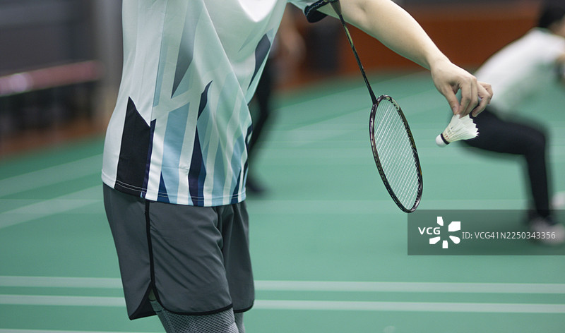 人们在打羽毛球图片素材