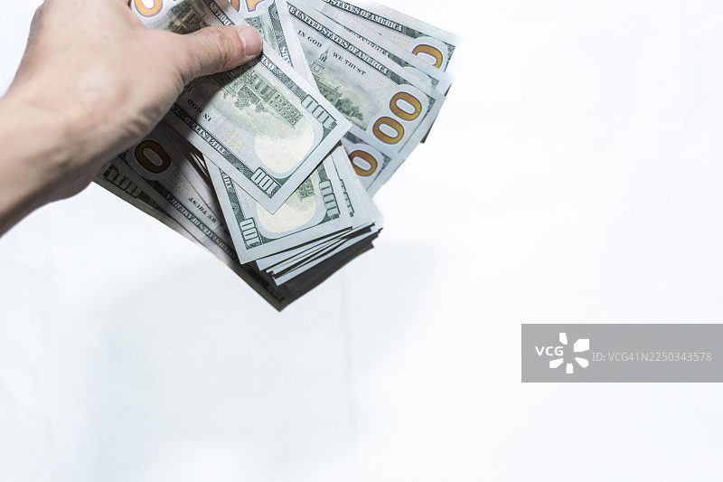 男人手持美元钞票图片素材