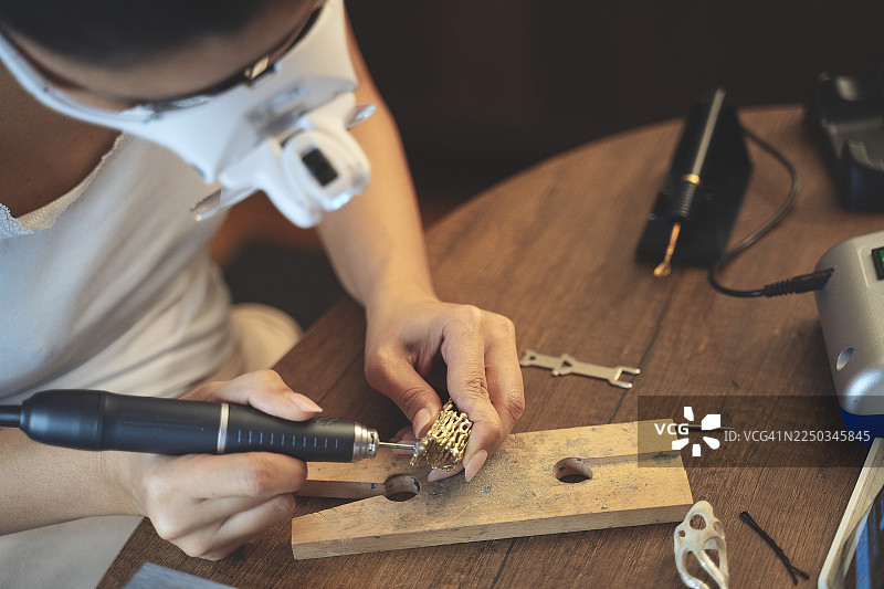 特写：工匠珠宝匠打磨和精修珠宝饰品图片素材