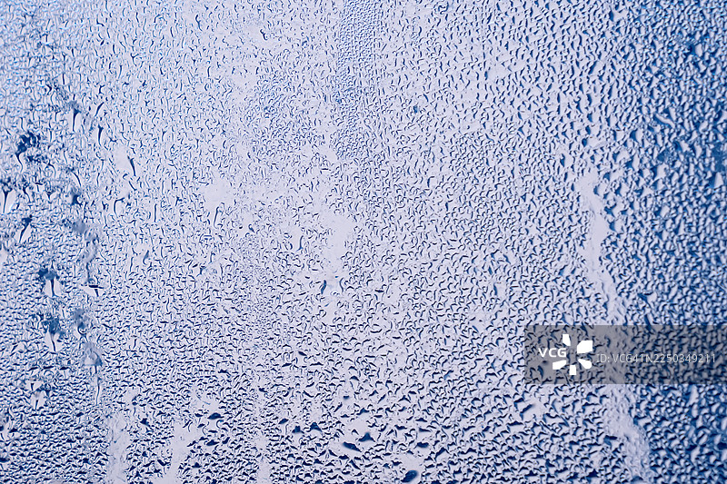 冰冷窗户表面的水滴图片素材