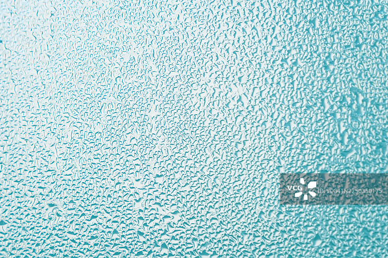 冰冷窗户表面的水滴图片素材