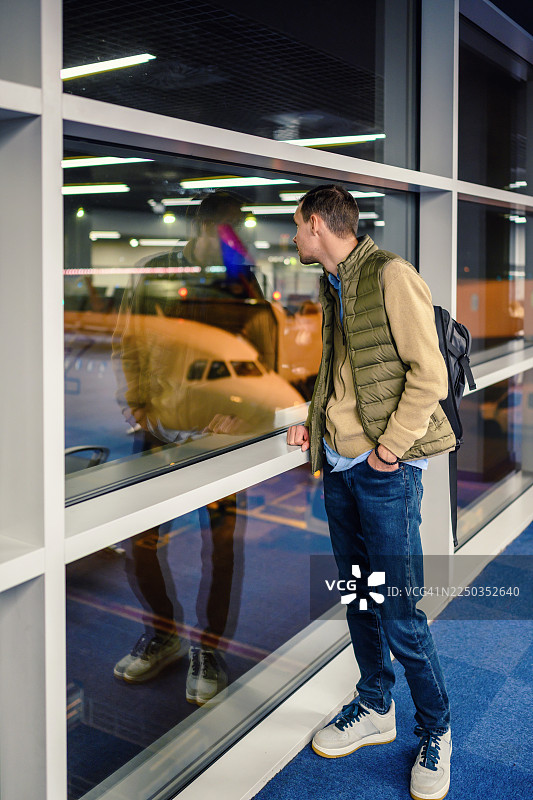 年轻男子在机场休息室等待航班图片素材