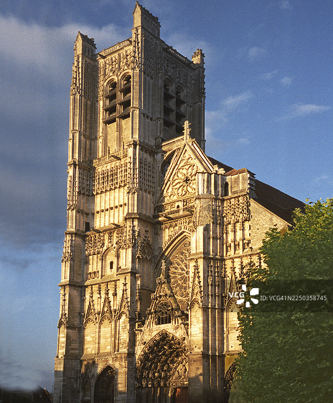 从下方仰望奥塞尔大教堂，美丽的阳光照耀着它。图片素材