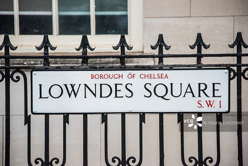 伦敦广场街名牌挂在铸铁栏杆上图片素材