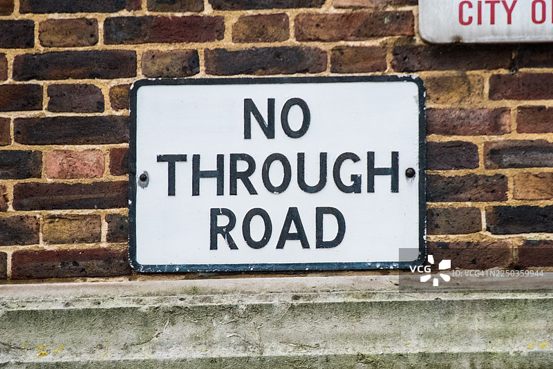 砖墙上的无通行标志图片素材