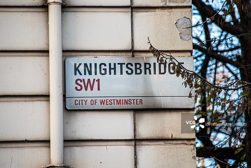 建筑角落的骑士桥SW1街道标志图片素材