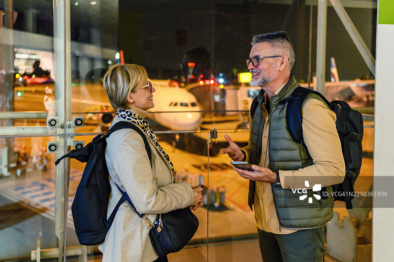 一对情侣在机场休息室里等待航班图片素材