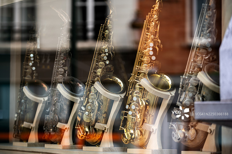 一家音乐商店的店面，里面摆放着萨克斯管图片素材