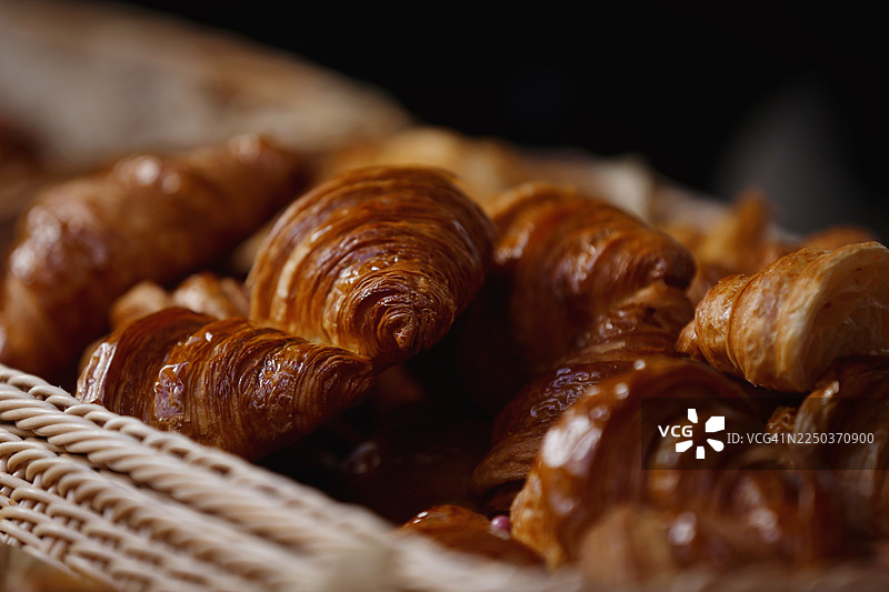 当地食堂里新鲜出炉的羊角面包配黄油图片素材