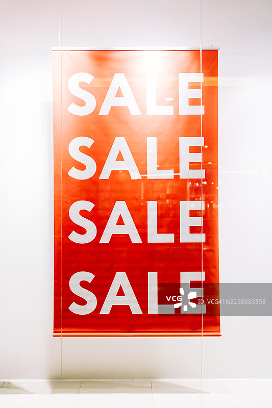 店内橱窗上写着“促销”的红色横幅图片素材