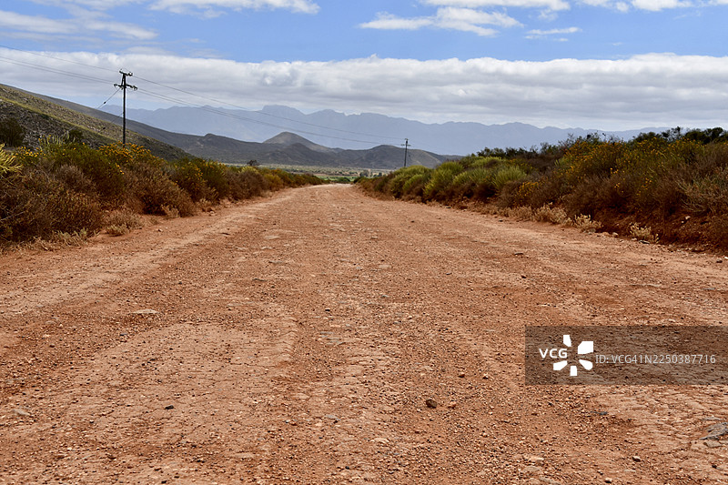 红色卡鲁公路。图片素材