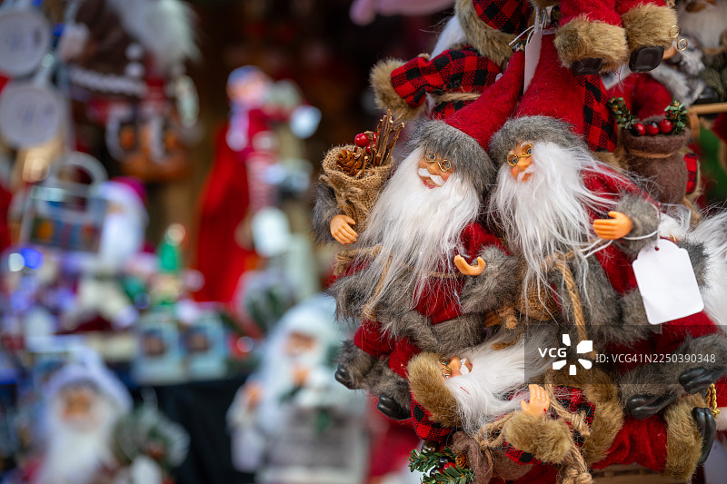 圣诞集市上出售的圣诞老人玩偶图片素材