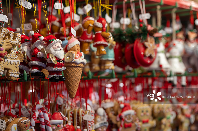 待售的彩色圣诞装饰品图片素材