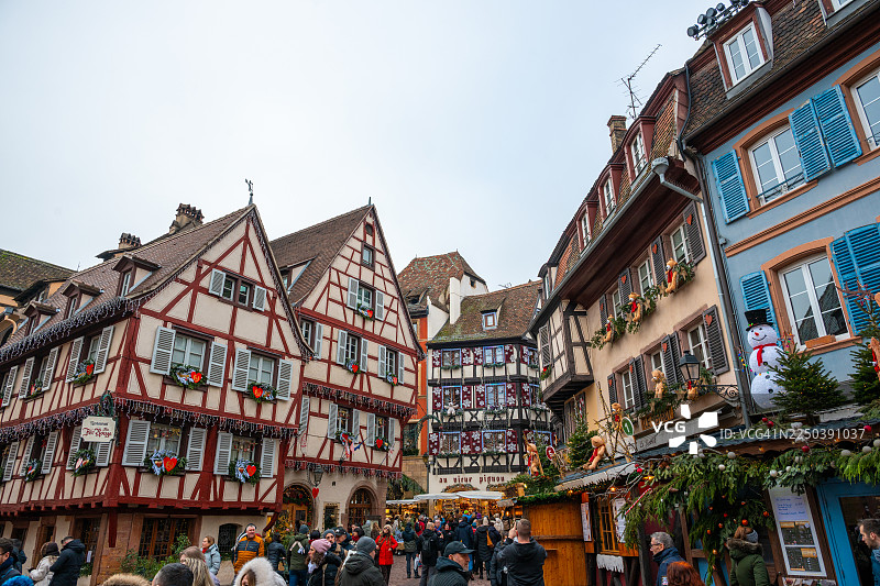 圣诞节期间法国科尔马的拥挤人群图片素材