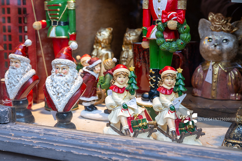 圣诞装饰品和圣诞老人玩偶陈列图片素材