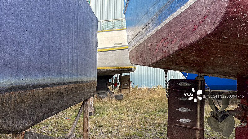 渔船在干船坞中图片素材