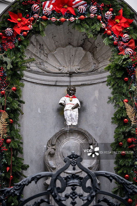 比利时布鲁塞尔市中心，2026年11月30日。每年梅布姆节期间，撒尿小童雕像身着传统服装，上面刻有“Meyboom”字样。图片素材