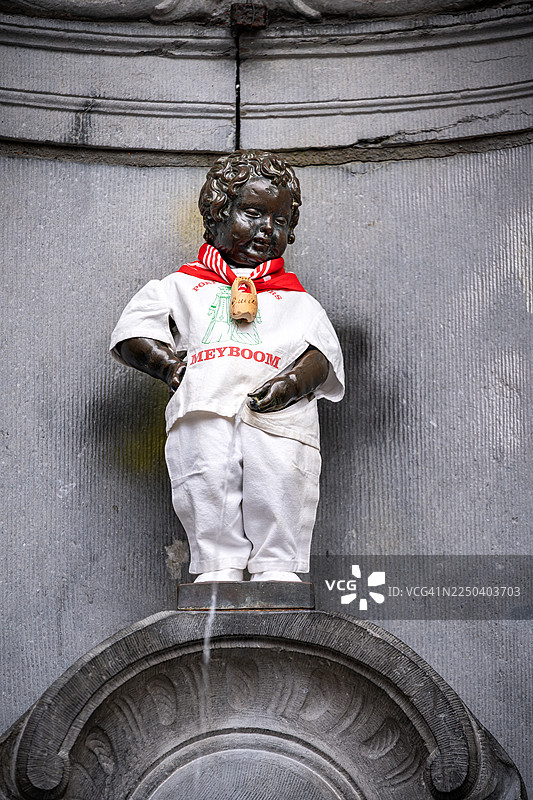 比利时布鲁塞尔市中心，2026年11月30日。撒尿小童雕像身着传统服装，在一年一度的梅布姆节庆典上，旁边刻有“Meyboom”字样。图片素材