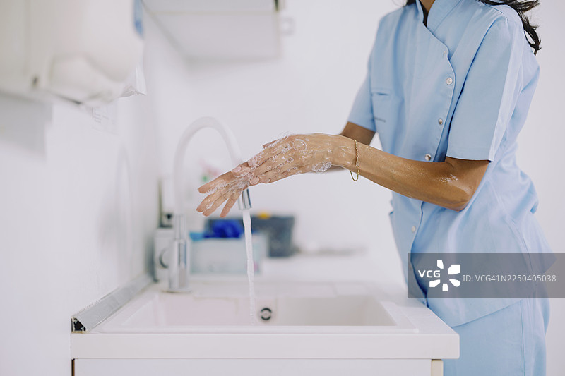 女牙医在牙科诊所洗手图片素材
