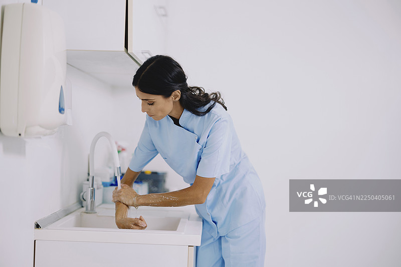 女牙医在牙科诊所洗手图片素材