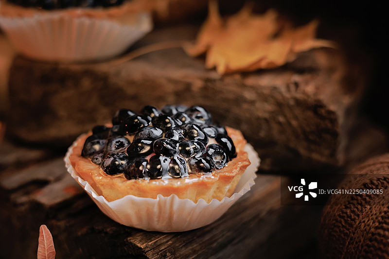 木质表面上的多汁蓝莓挞图片素材