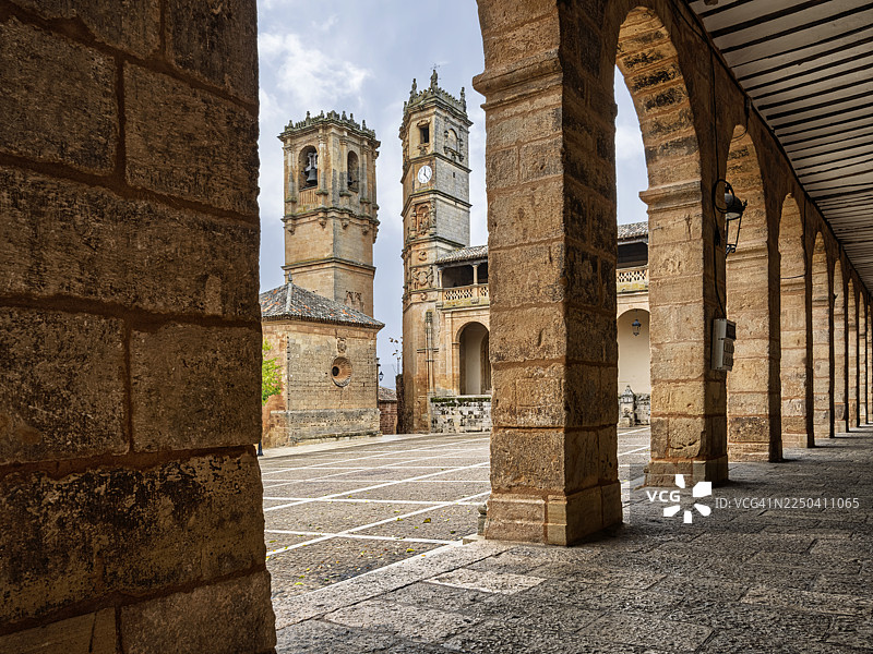 西班牙阿尔瓦塞特省阿尔卡拉斯镇圣三一教堂和塔尔东塔的城镇广场及塔楼细节。图片素材