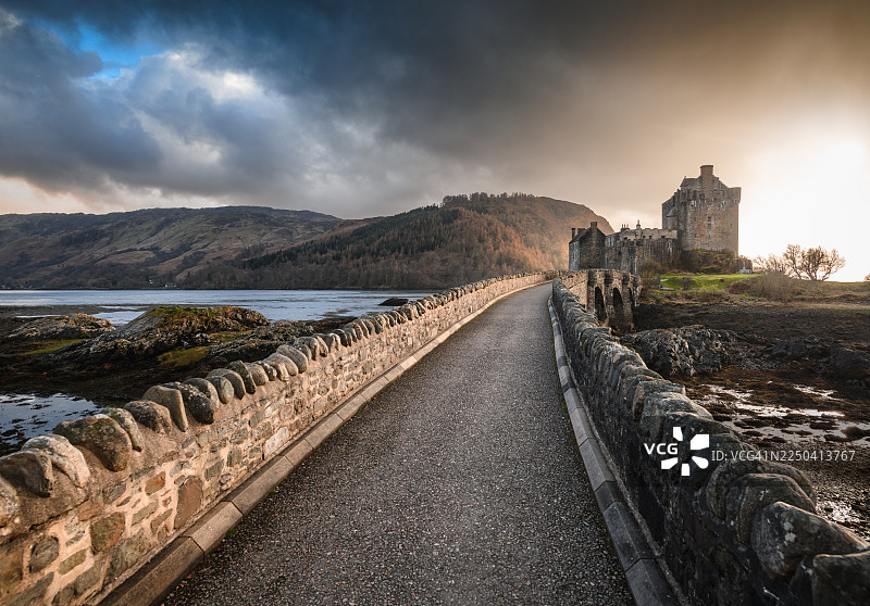 苏格兰高地，驶近埃兰多南城堡图片素材