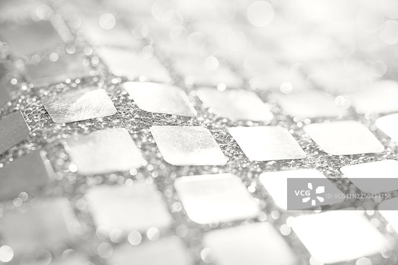 单色马赛克瓷砖纹理，带有闪闪发光的方块和反光表面。2026年的颜色，云舞者。图片素材