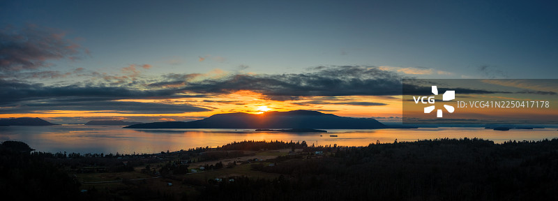 华盛顿州奥卡斯岛上空，日落美景的航拍视角。图片素材